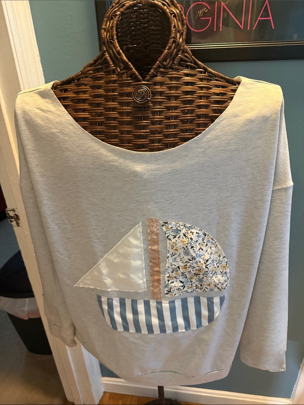 Women’s Light Gray Appliqué Sailboat Sweatshirt